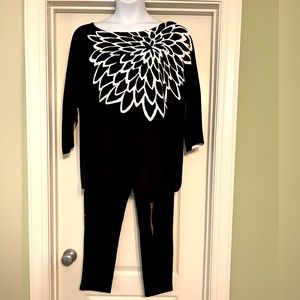 Chico’s size 3 sweater. Light weight. Machine wash. Excellent condition.